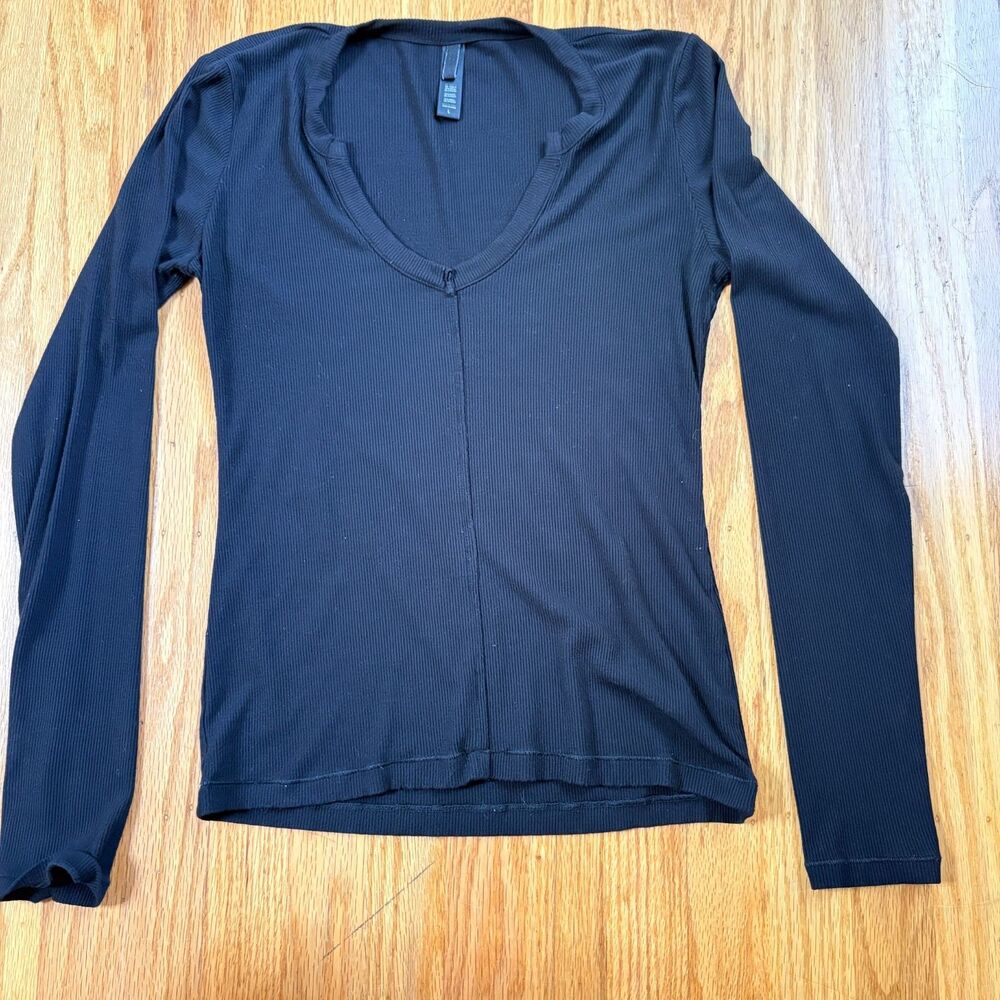 SKIMS Black Form Fitting Base Layer Rib Notch Long Sleeve Top Womens Size Large